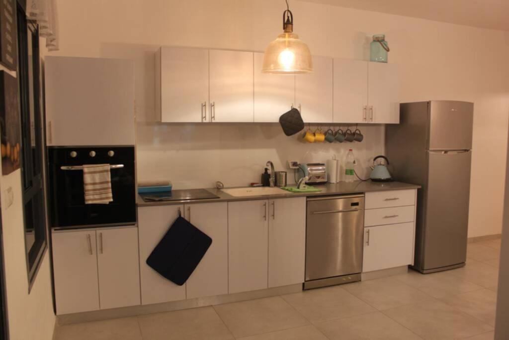 נוף הארבל עם חלון לכינרת Migdal Exterior foto