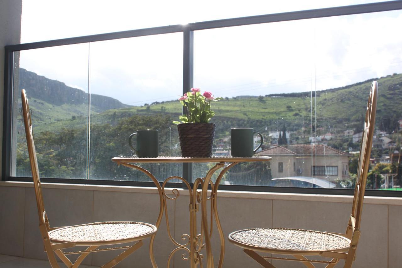 נוף הארבל עם חלון לכינרת Migdal Exterior foto