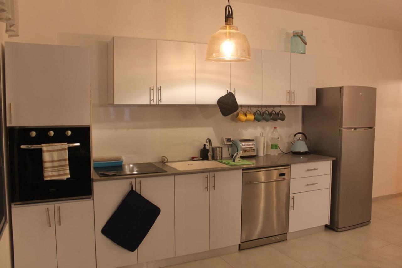 נוף הארבל עם חלון לכינרת Migdal Exterior foto