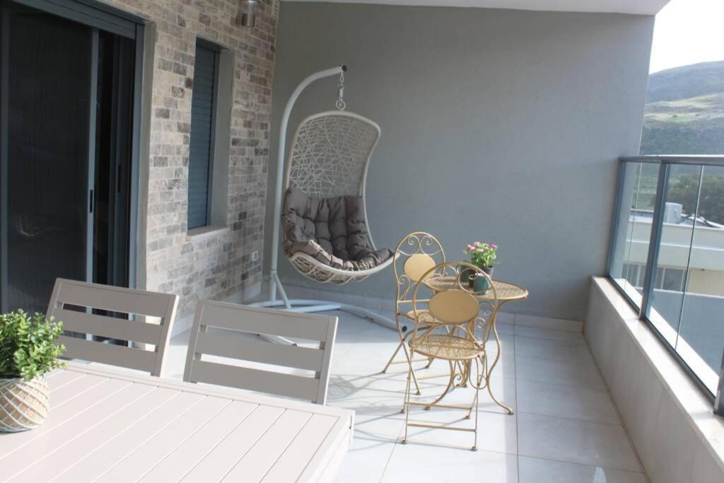 נוף הארבל עם חלון לכינרת Migdal Exterior foto