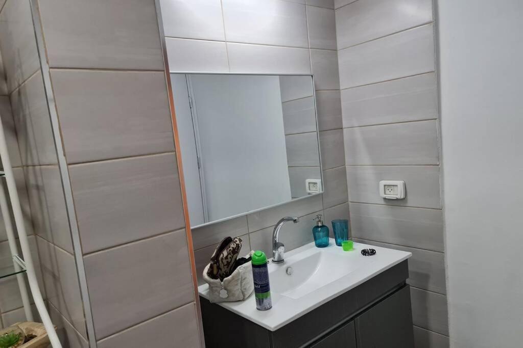 נוף הארבל עם חלון לכינרת Migdal Exterior foto