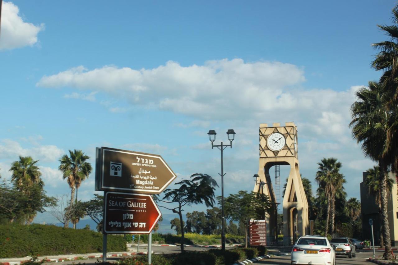 נוף הארבל עם חלון לכינרת Migdal Exterior foto