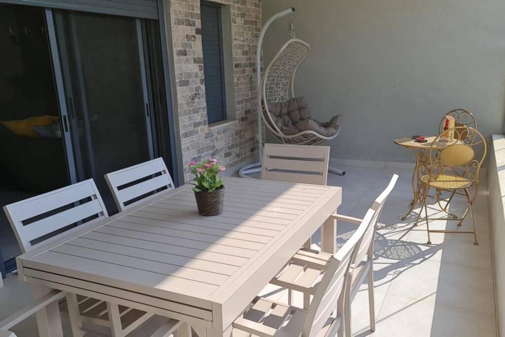 נוף הארבל עם חלון לכינרת Migdal Exterior foto