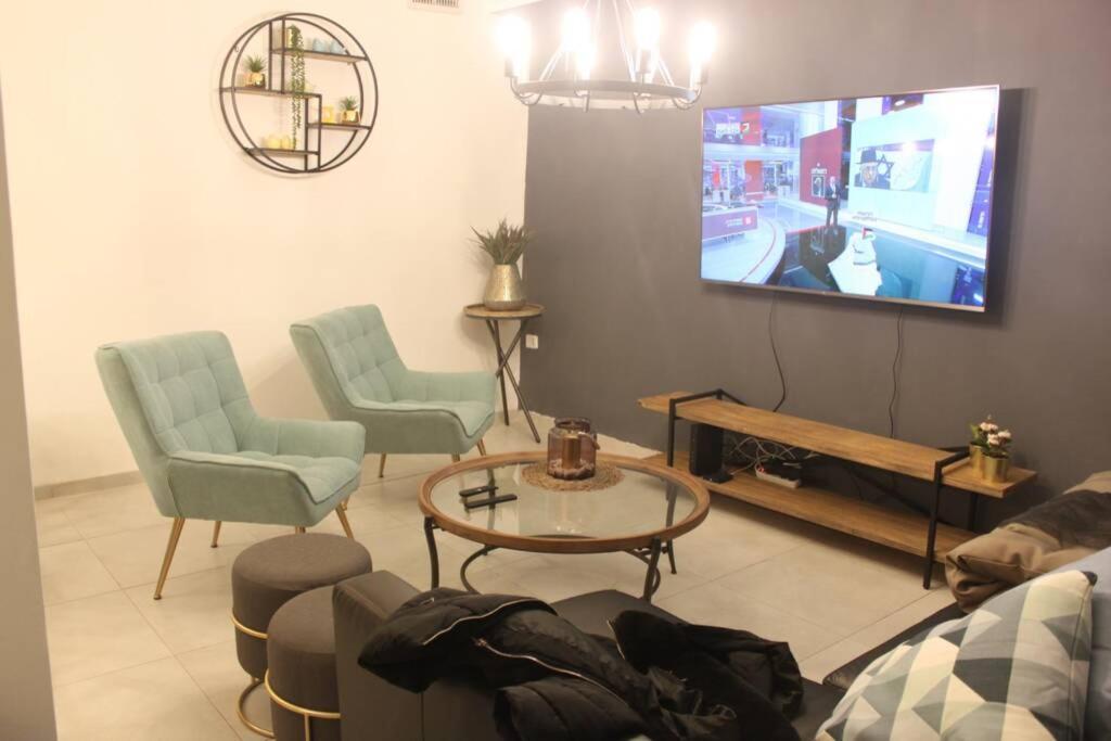 נוף הארבל עם חלון לכינרת Migdal Exterior foto