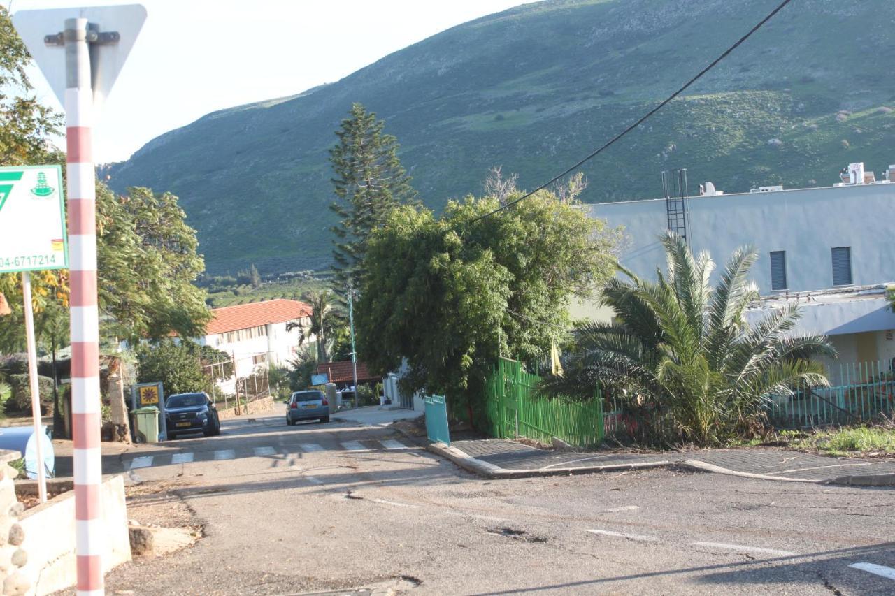 נוף הארבל עם חלון לכינרת Migdal Exterior foto